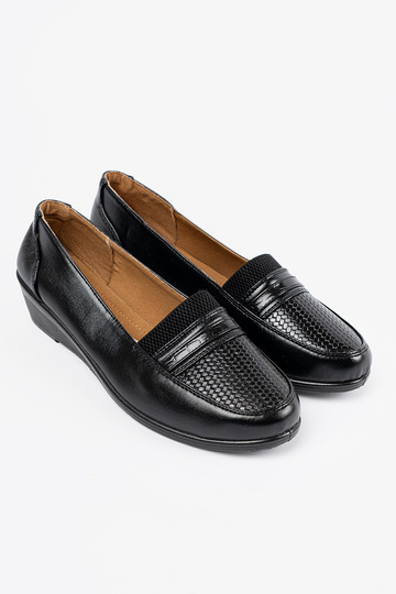 Mustad poolsaapad platvormil 2