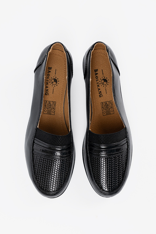 Mustad poolsaapad platvormil