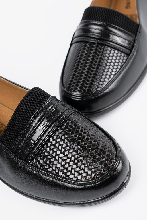 Mustad poolsaapad platvormil