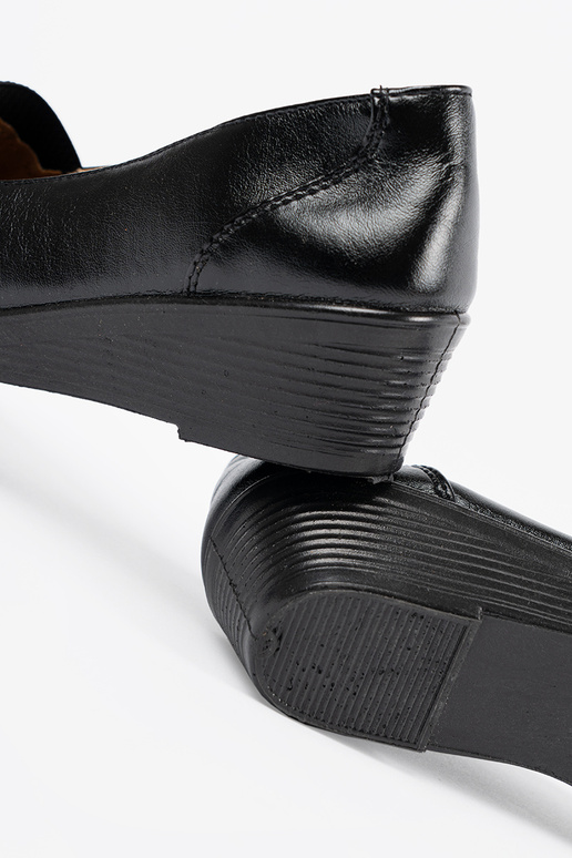 Mustad poolsaapad platvormil