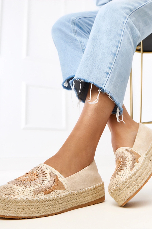 Roosad kingad kontsaga, kinnitatud...