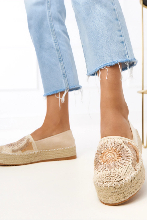 Roosad kingad kontsaga, kinnitatud...