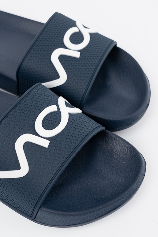 tumesinist värvi plätud koos pealdisega