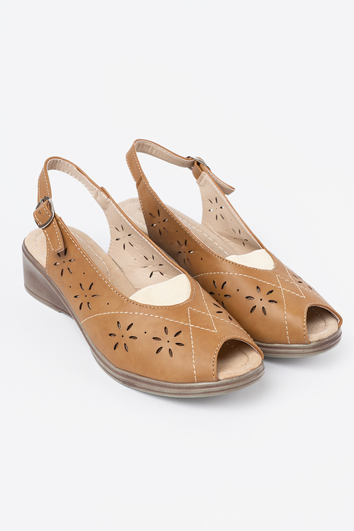 Pruunid värvi ažuurne kingad kiilu peal