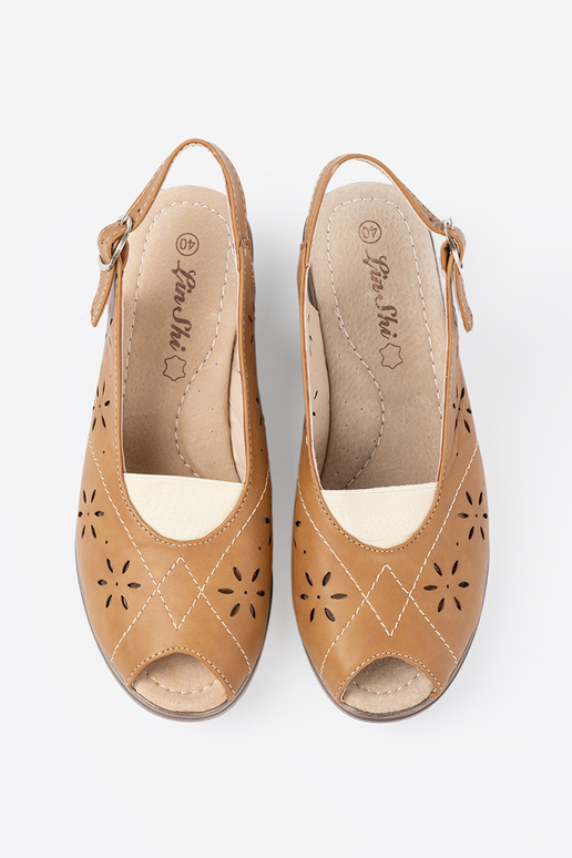 Pruunid värvi ažuurne kingad kiilu peal