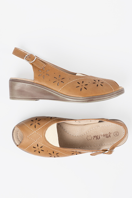 Pruunid värvi ažuurne kingad kiilu peal