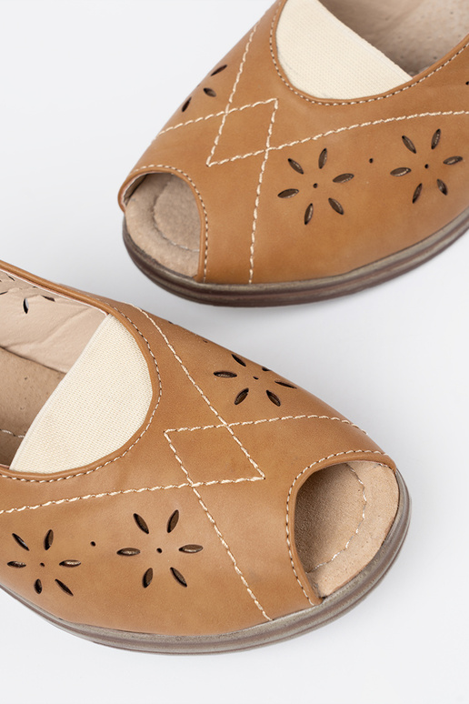 Pruunid värvi ažuurne kingad kiilu peal