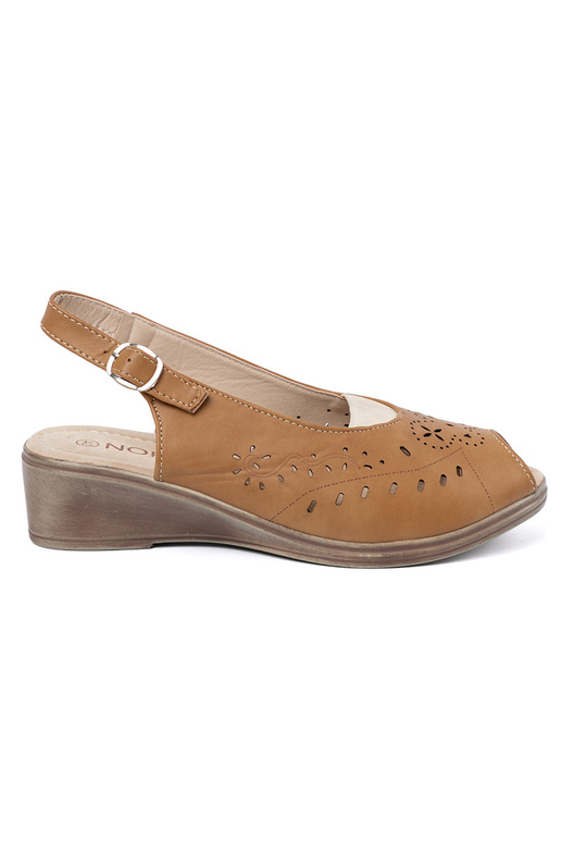 Ažuurne kingad karmelosissee kiilu peal