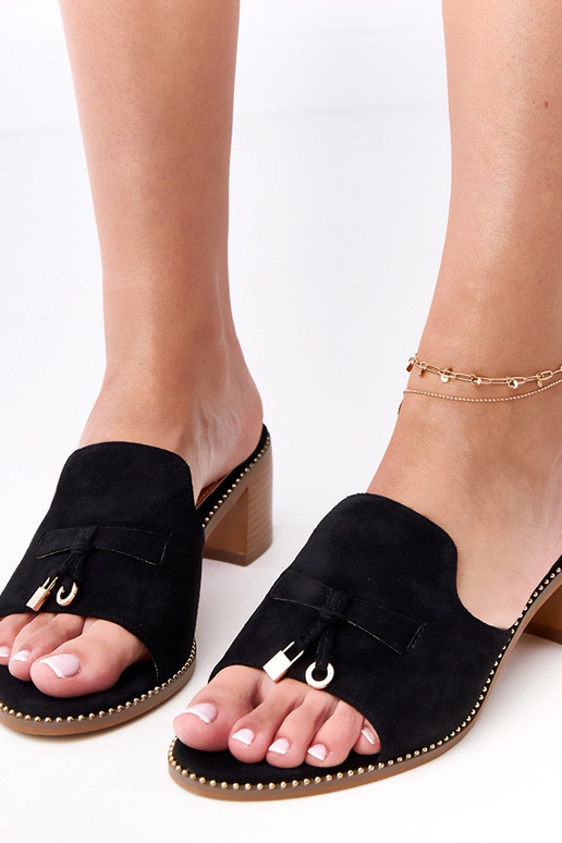 Mustad sussid kontsaga kaunistusega...