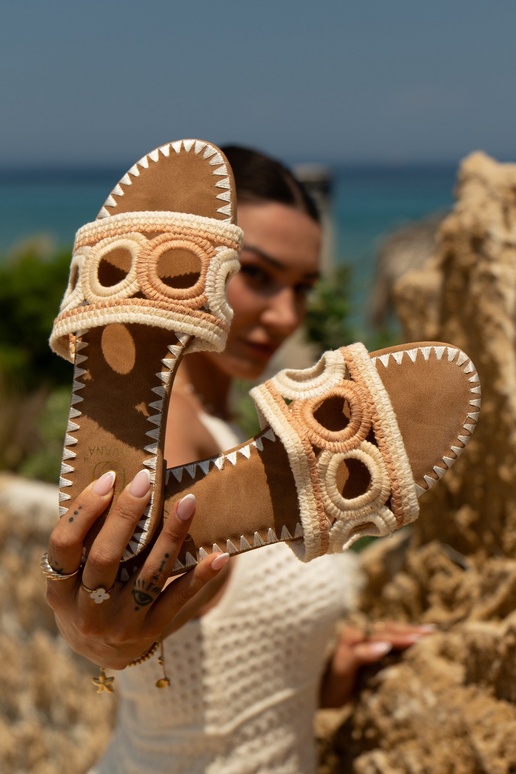 Heegeldatud naiste sussid laia...