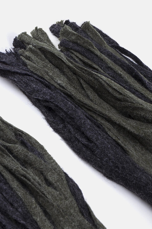 Roheline-hall sall pompomidega Lana