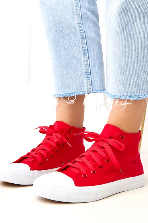 Punased kõrge varrega spordijalatsid...