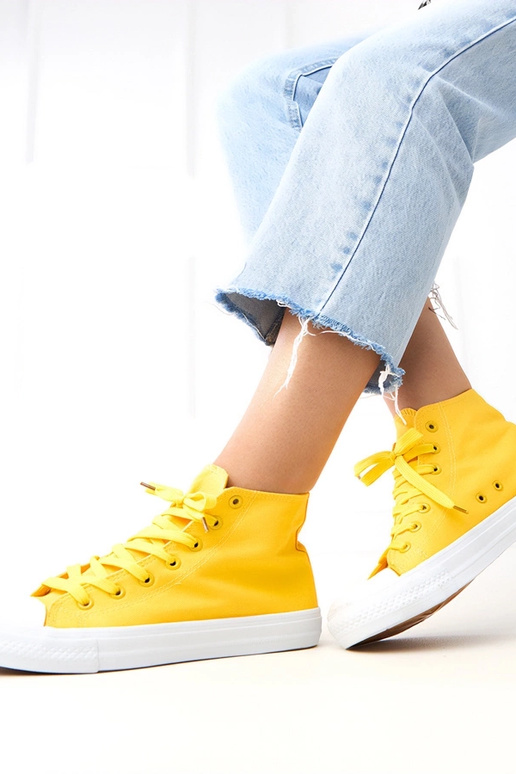 Kollased kõrge varrega spordijalatsid...