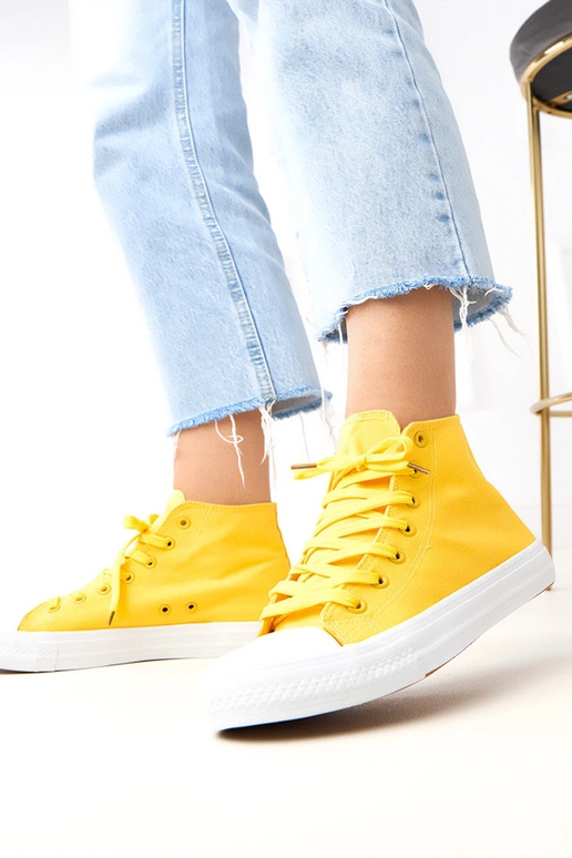 Kollased kõrge varrega spordijalatsid...