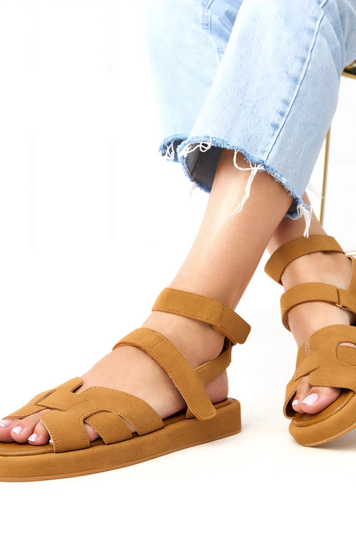 Rudid sandaalid, mis kinnitatakse... Rudid sandaalid, mis kinnitatakse...