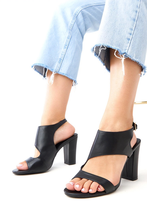 Mustad sandaalid kontsaga, mis...