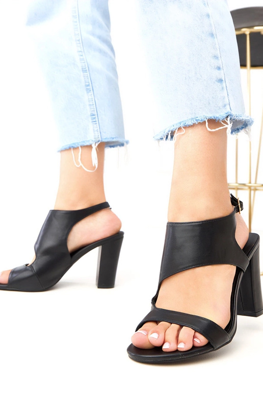 Mustad sandaalid kontsaga, mis...