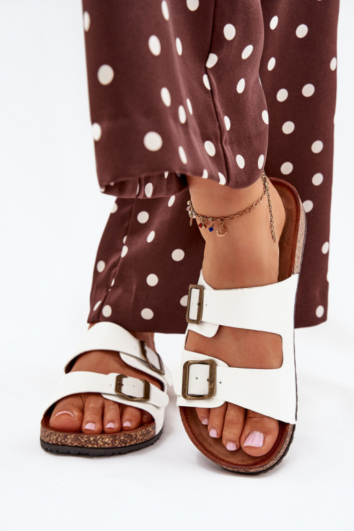 Pealiste omad Sussid Korkosissea platvormil neetide ja pandlaga valget värvi Vesina