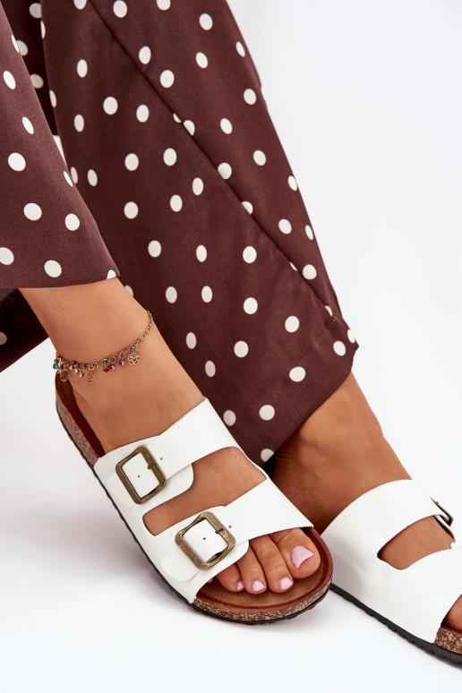 Pealiste omad Sussid Korkosissea platvormil neetide ja pandlaga valget värvi Vesina