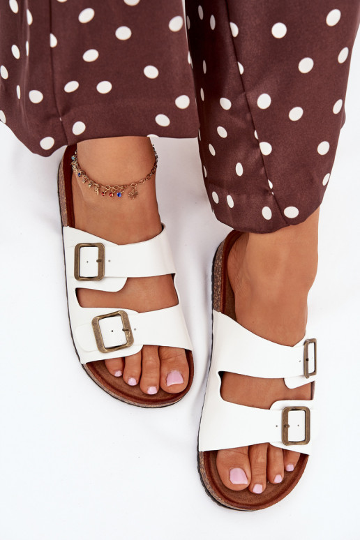 Pealiste omad Sussid Korkosissea platvormil neetide ja pandlaga valget värvi Vesina