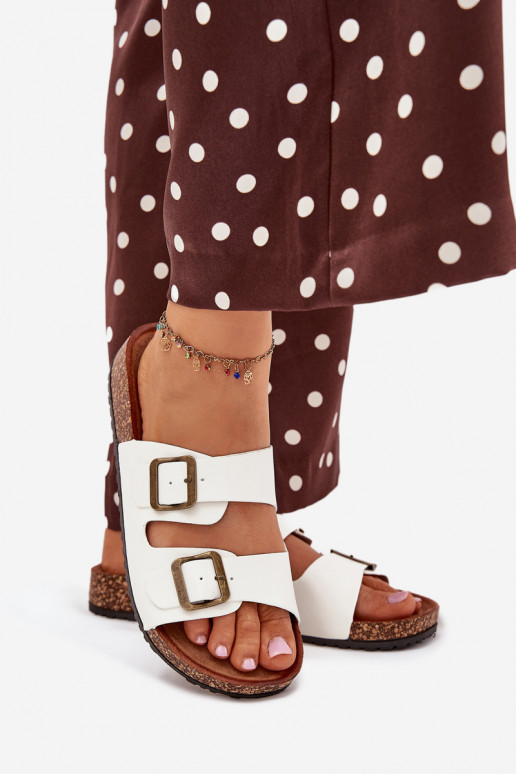 Pealiste omad Sussid Korkosissea platvormil neetide ja pandlaga valget värvi Vesina