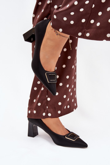 Kingad kõrge jämeda kontsaga kaunistustega neetide ja pandlaga msuud Seriva