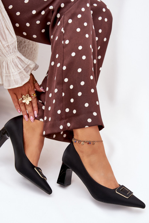 Kingad kõrge jämeda kontsaga kaunistustega neetide ja pandlaga msuud Seriva