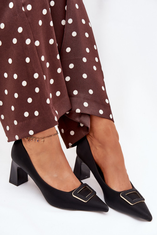 Kingad kõrge jämeda kontsaga kaunistustega neetide ja pandlaga msuud Seriva