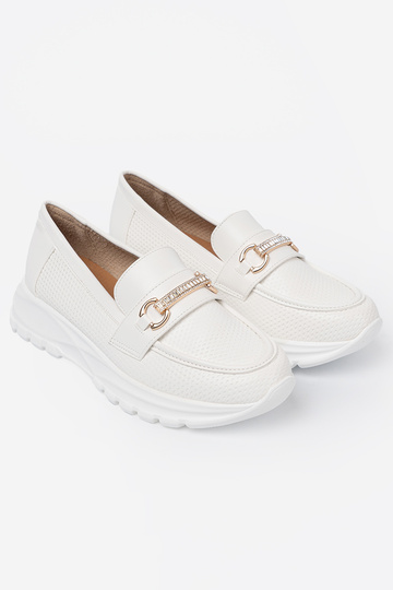 valget värvi mokassiinid z dekoracyjnym kuldnem elementem.