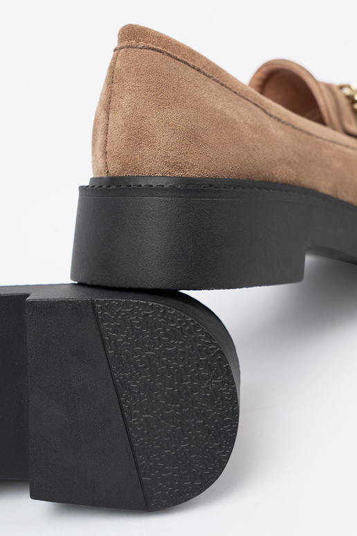 beeži värvi mokassiinid z kuldnem łańcuchem.