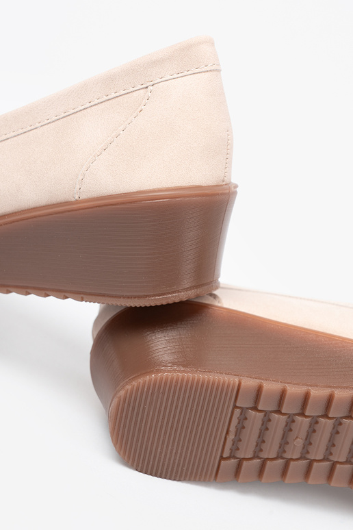 beeži värvi mokassiinid kiilu peal z ozdobnym łańcuszkiem beeži värvi mokassiinid kiilu peal z ozdobnym łańcuszkiem