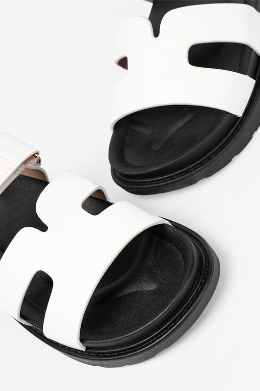 Komfortosissee valge värv plätud platvormiga Komfortosissee valge värv plätud platvormiga