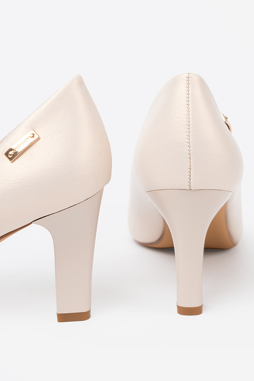 Kingad beež kõrge kontsaga Sergio Leone