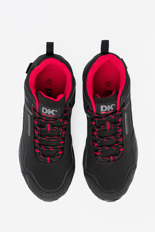 Mustad veekindlad matkasaapad DK punaste detailidega