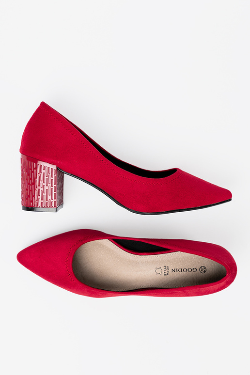 Elegantsed poolsaapad na ozdobnym słupku