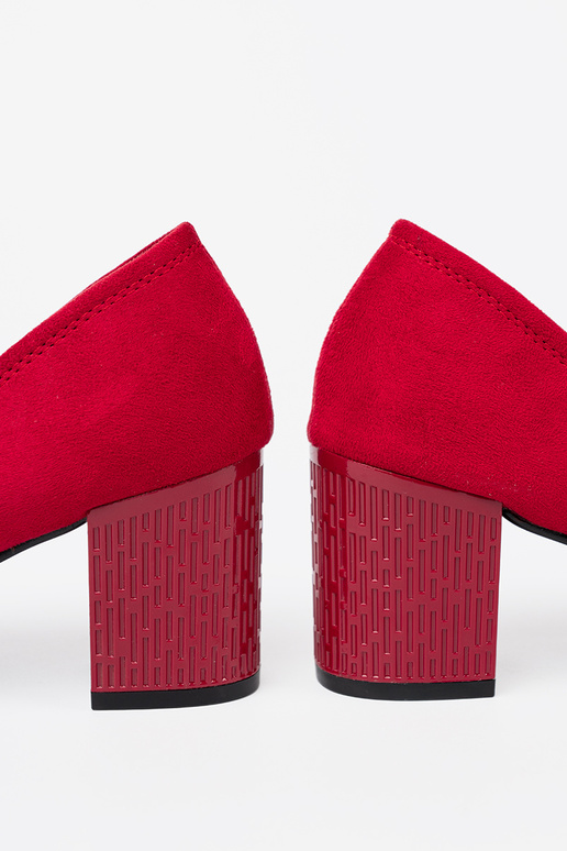 Elegantsed poolsaapad na ozdobnym słupku