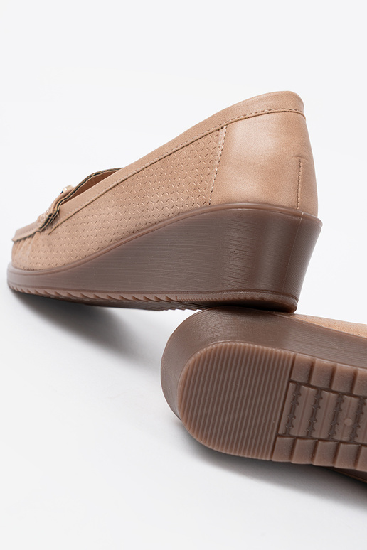 beeži värvi kingad ze kuldnem zdobieniem