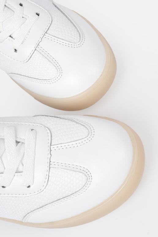 Moekad vabaajajalatsid valge värv