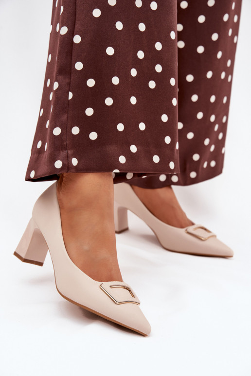 Kingad kõrge jämeda kontsaga kaunistustega neetide ja pandlaga beeži värvi Seriva