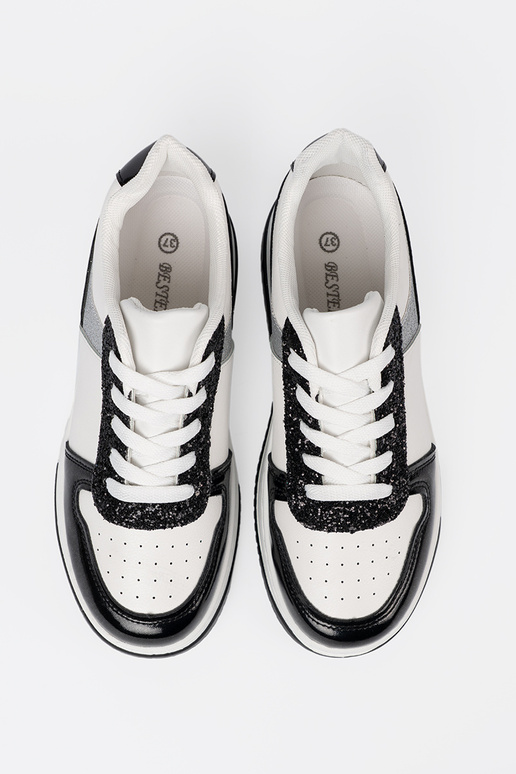 Must-valge värv Pealiste kingad z połyskującymi hõbedanemi detalami