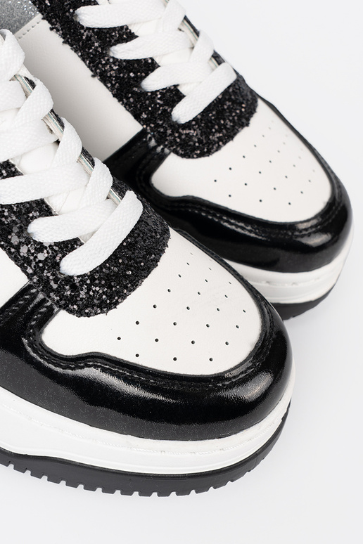 Must-valge värv Pealiste kingad z połyskującymi hõbedanemi detalami