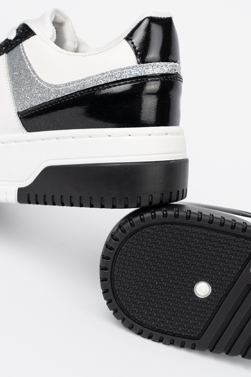 Must-valge värv Pealiste kingad z połyskującymi hõbedanemi detalami