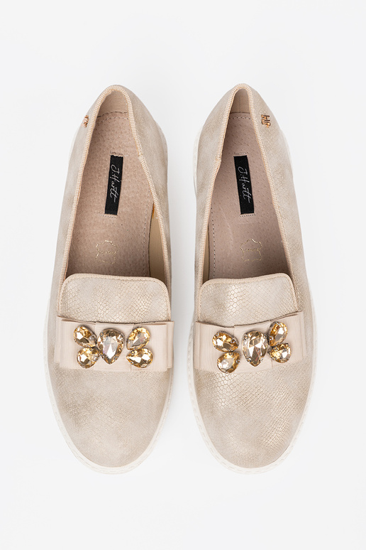 Kuldset värvi mokassiinid z biżuteryjnym detalem na przodzie