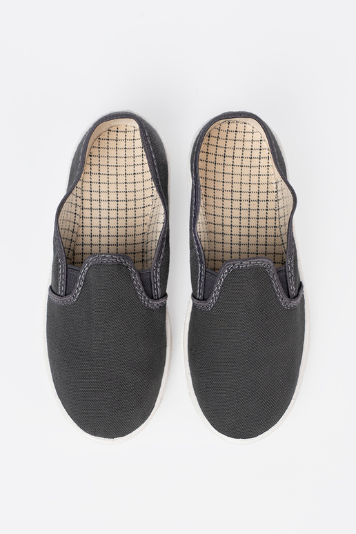 Proste halli värvi kingad z paindlikmi sissestasissekami poisilik