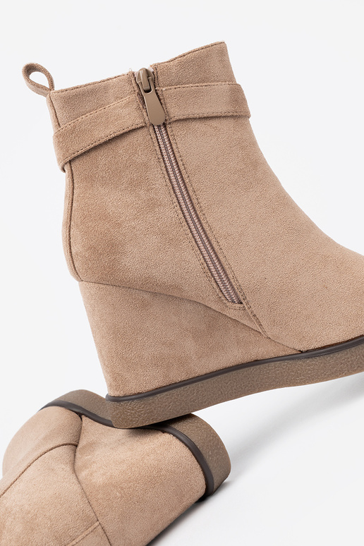 beeži värvi lumesaapad kiilu peal dekoratiivse pandlaga