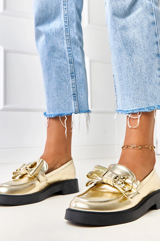 Kuldse paelaga ja karukesega...