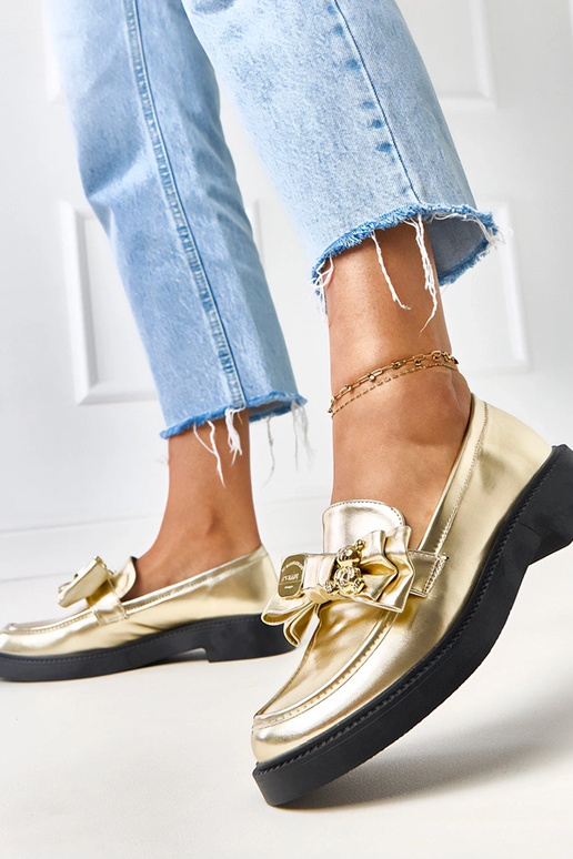 Kuldse paelaga ja karukesega...