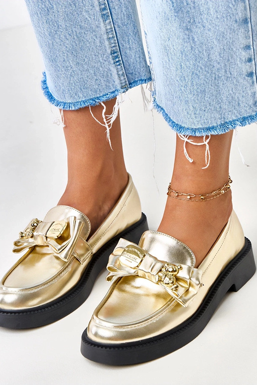 Kuldse paelaga ja karukesega...