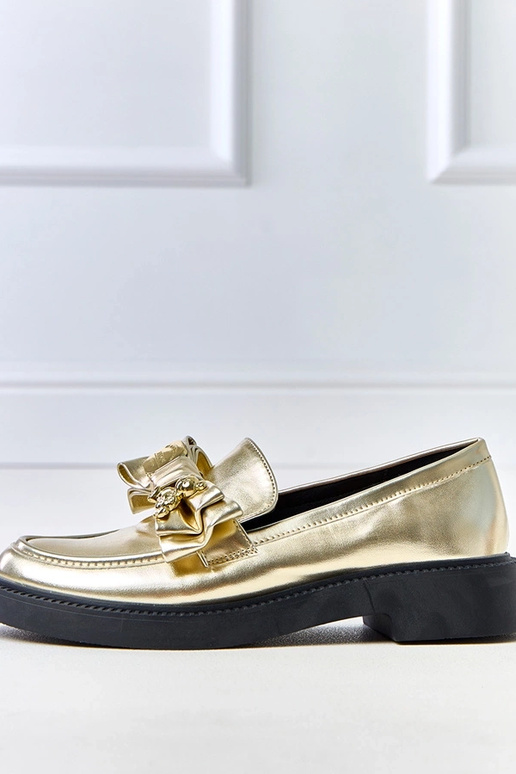 Kuldse paelaga ja karukesega...