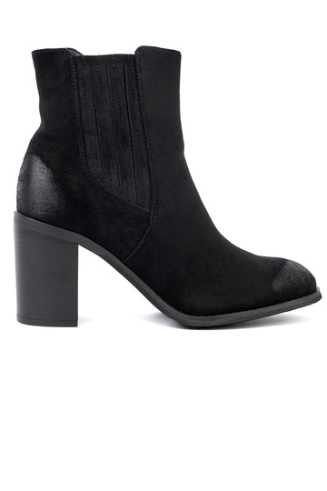 msuud seemisnahk lumesaapad kõrgel postil isoleeritud 2